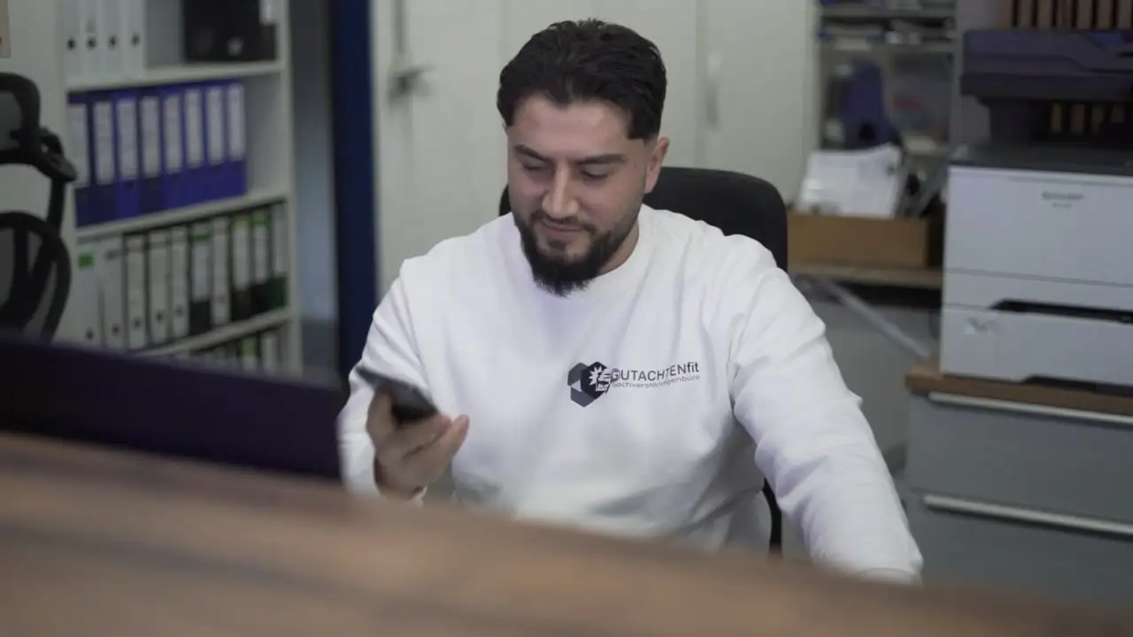 Halis Kaya nimmt im Büro einen Anruf entgegen