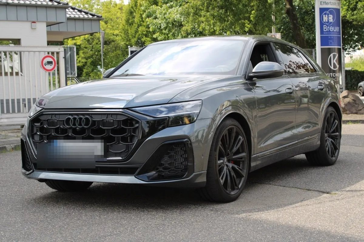 Audi SQ8 von vorne, Kennzeichen unkenntlich gemacht
