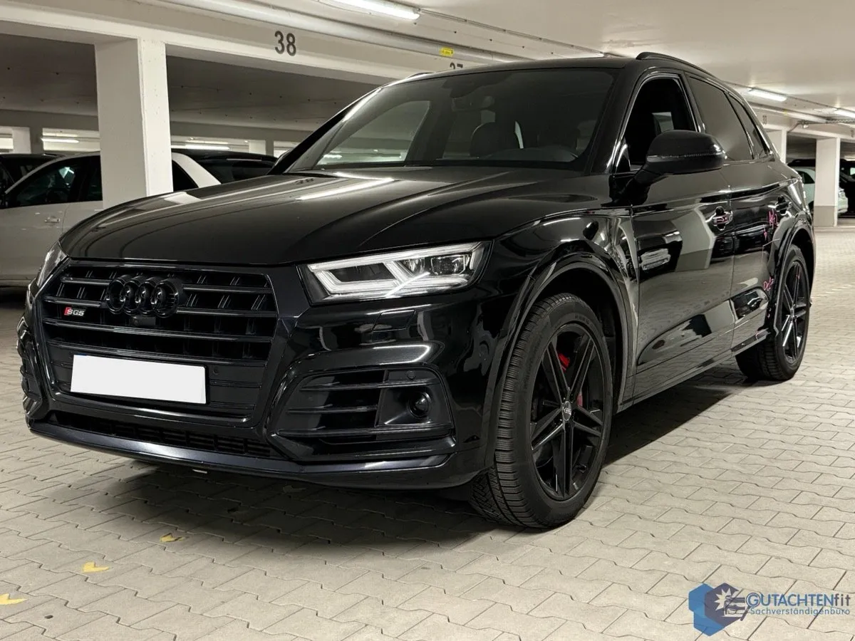 Schwarzer Audi SQ5 von vorne, Kennzeichen abgedeckt