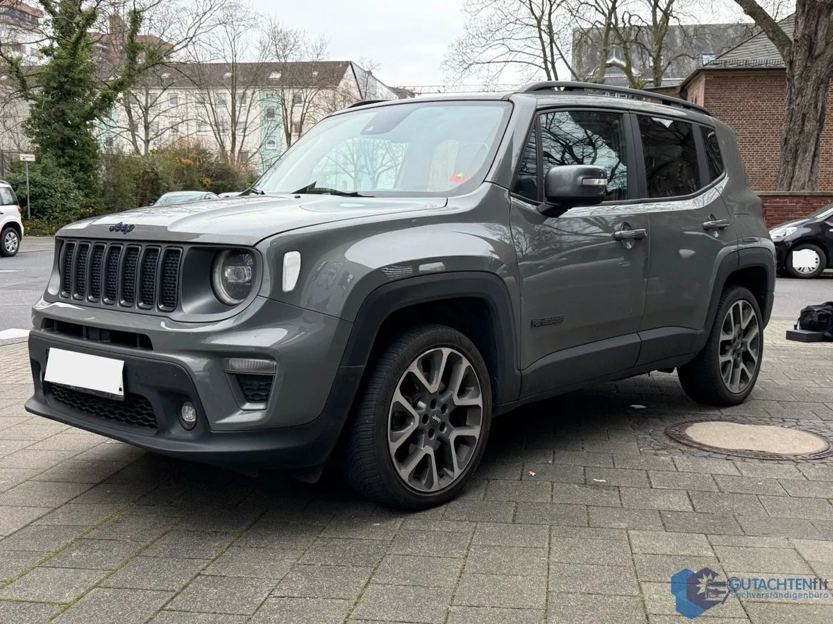 Jeep Renegade 4xe von vorne, Kennzeichen abgedeckt