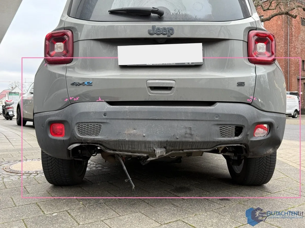 Jeep Renegade 4xe Plug-in-Hybrid nach Auffahrunfall: eingedrücktes Heck, Schadenbereich markiert