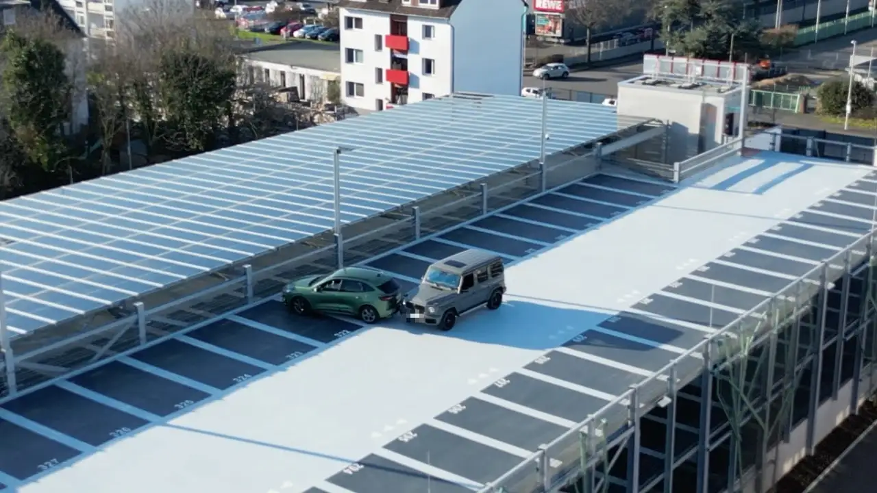 Luftaufnahme: Ein grüner SUV und eine G-Klasse sind auf einem Parkdeck zusammengestoßen