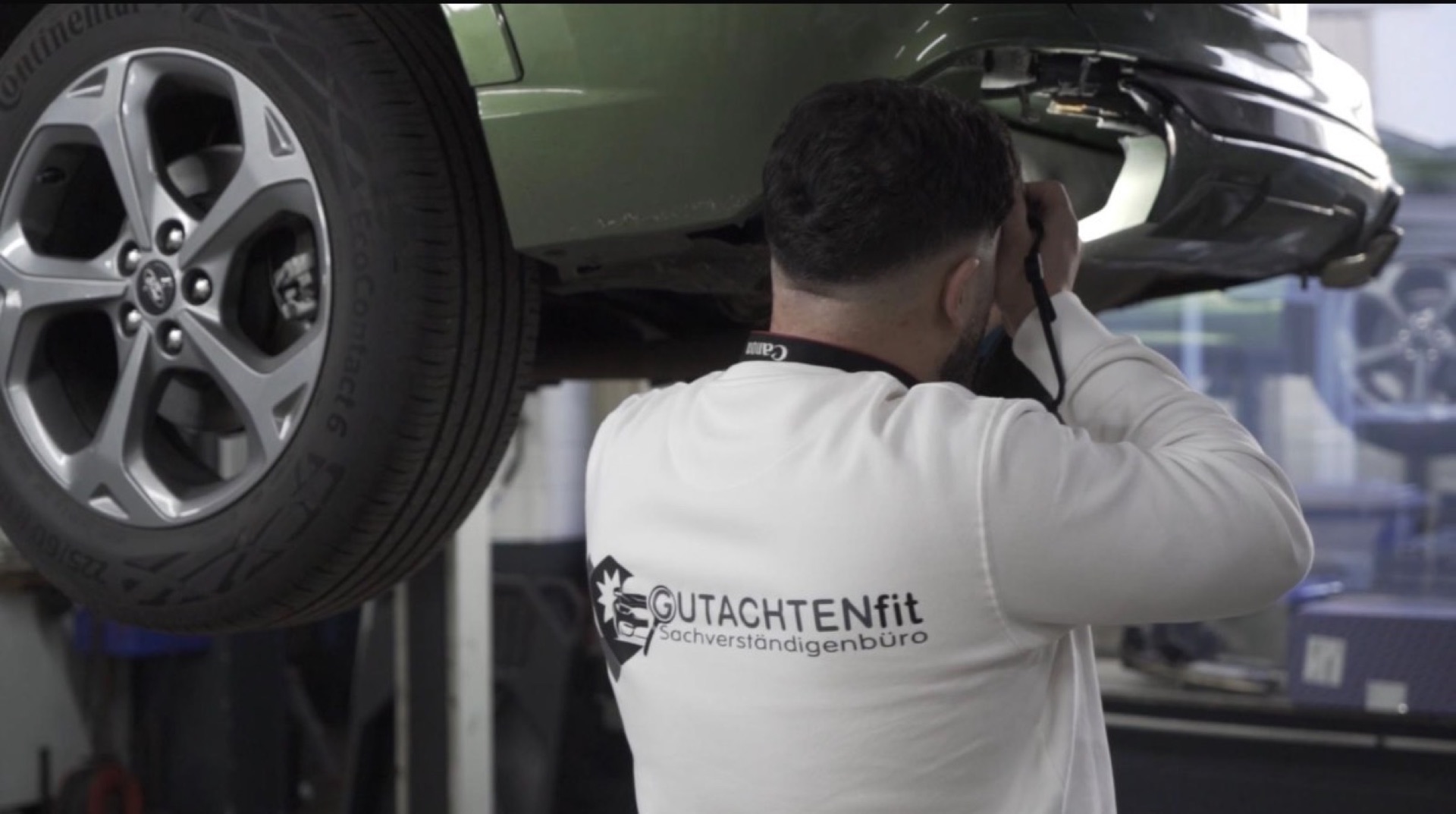 Halis Kaya untersucht Fahrzeug auf Hebebühne