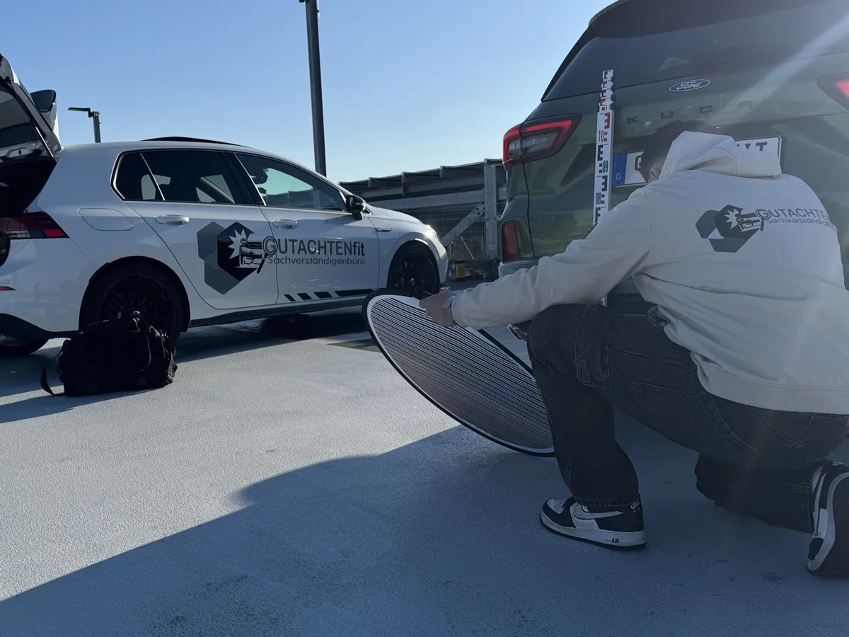 Halis Kaya bei der Fahrzeugbegutachtung im Freien