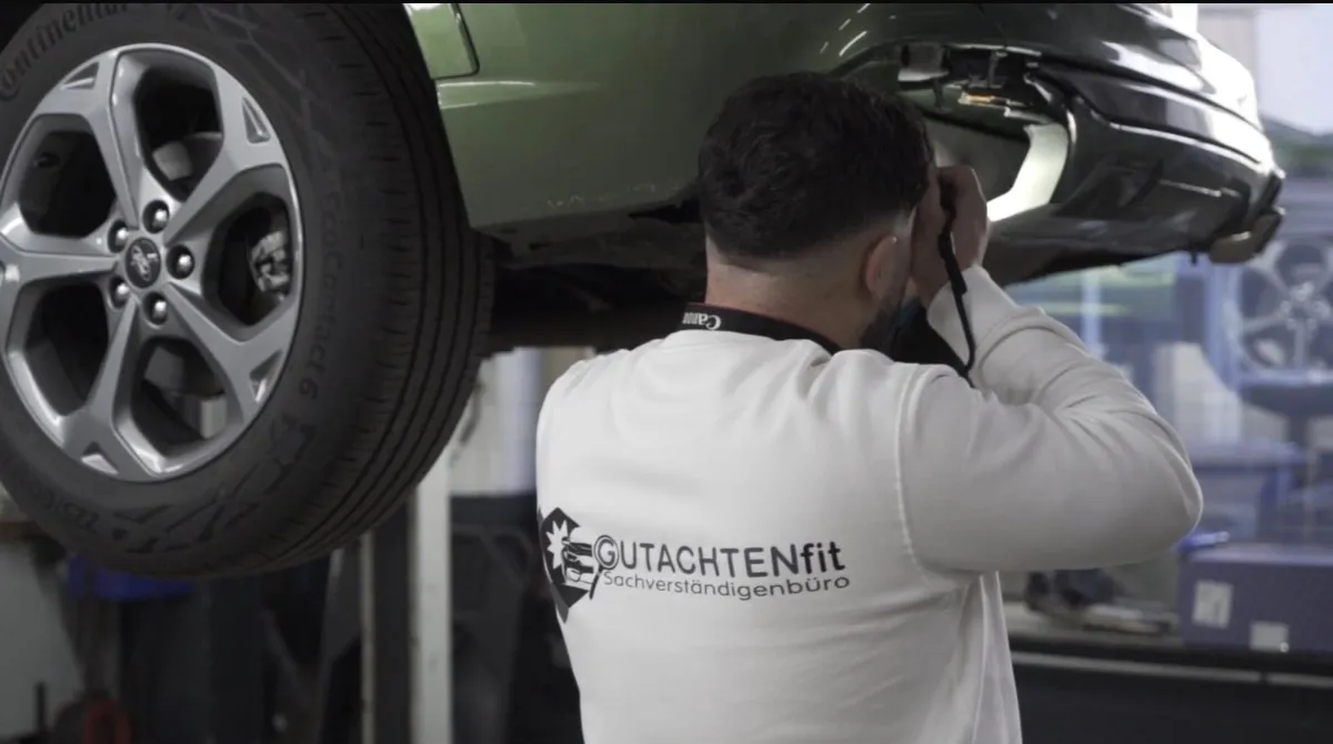 Kfz Gutachter Leverkusen - Fahrzeugprüfung auf der Hebebühne