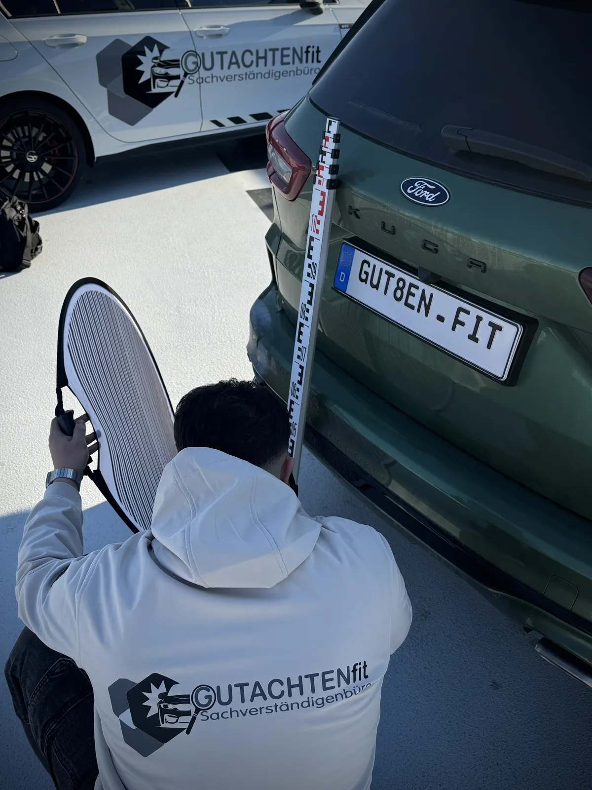 Kfz Gutachter Bornheim - Schadensdokumentation mit Messlatte