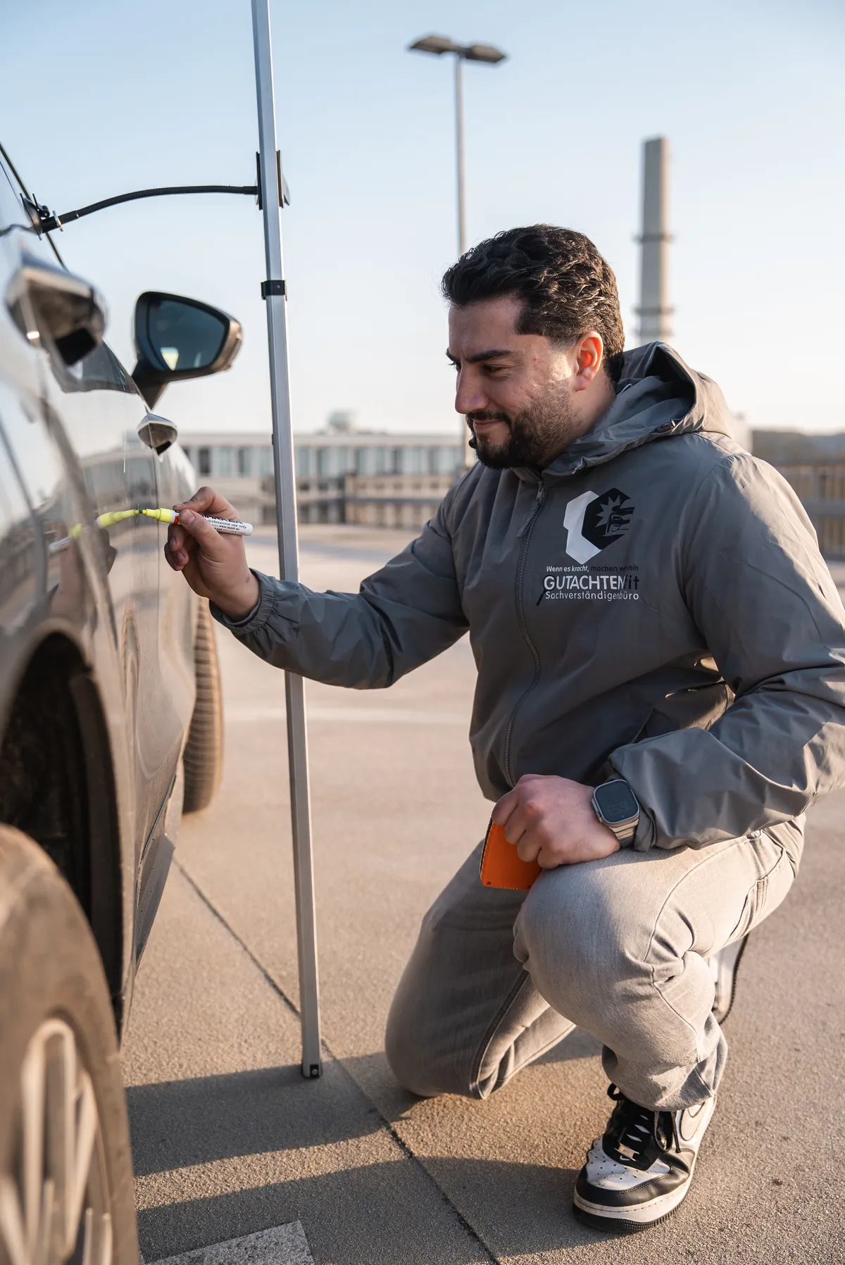 Kfz Gutachter markiert Fahrzeugschaden bei Kurzgutachten