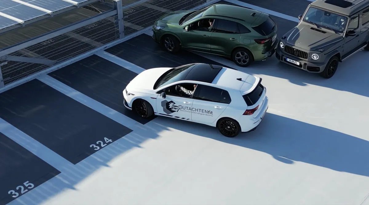GUTACHTENfit Firmenfahrzeug auf Parkdeck